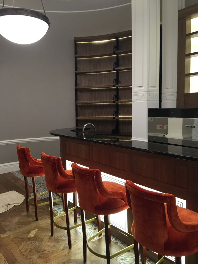 Bar with curved glass shelves